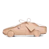 Spielzeugauto in Papier verpack