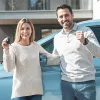 Autokredit Paar vor Auto